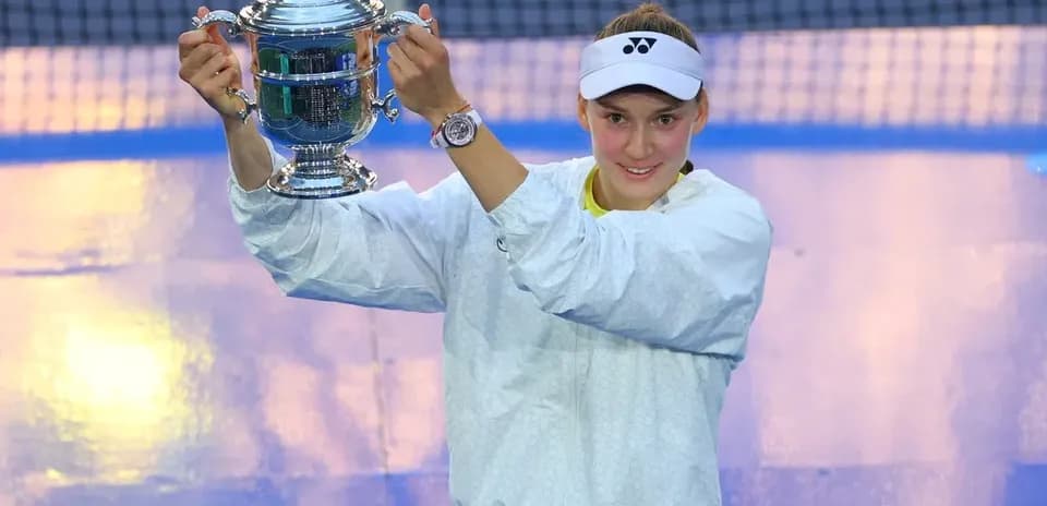 Jugadora levantando el trofeo en la pista