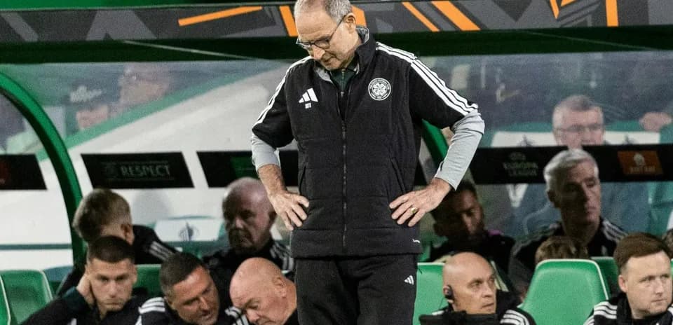 Entrenador mirando hacia abajo en el banquillo