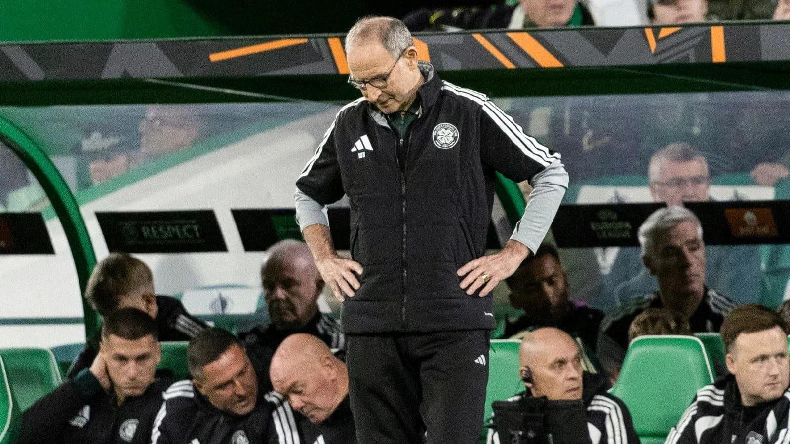 Entrenador mirando hacia abajo en el banquillo