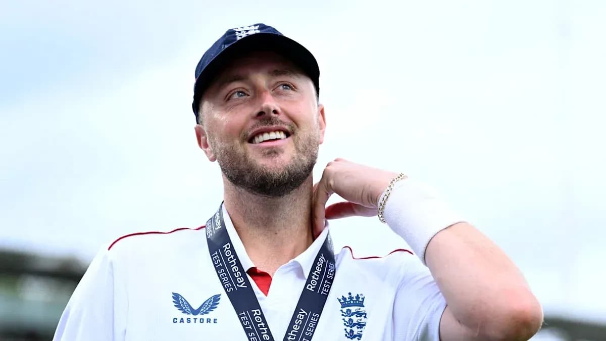 Jugador de cricket con medalla sonriendo en el campo
