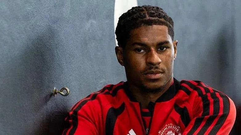 Jugador de Manchester United posando en la pared