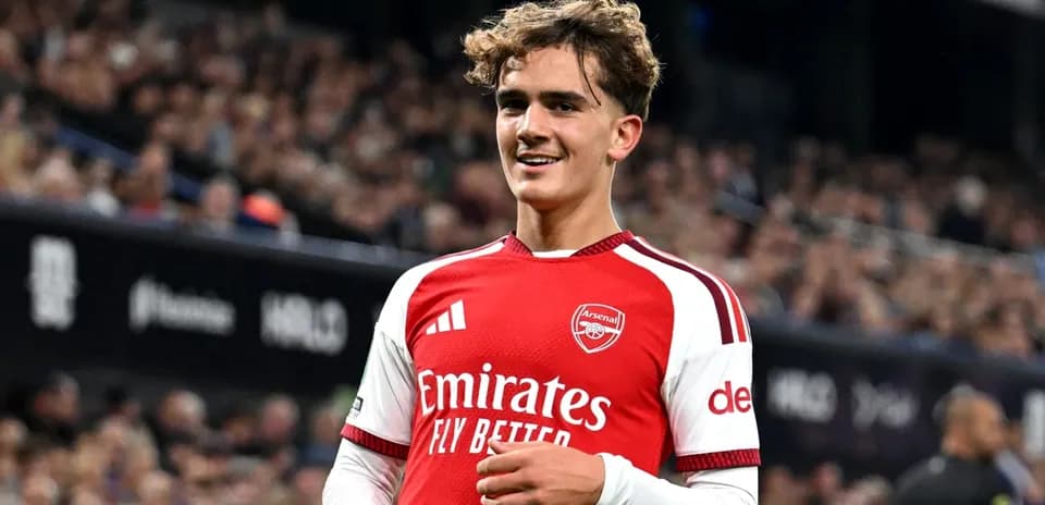 Jugador de Arsenal sonriendo en el campo