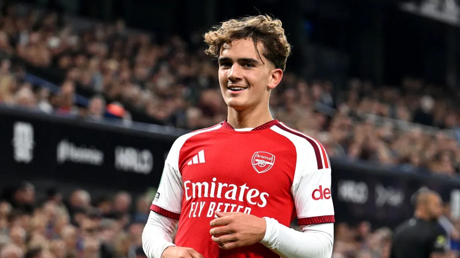 Jugador de Arsenal sonriendo en el campo