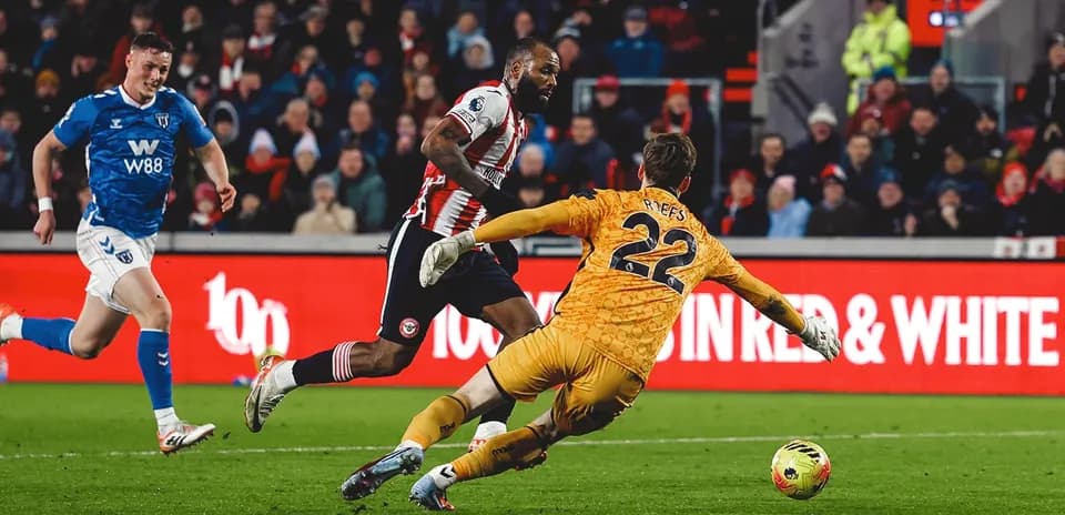 Un jugador de Brentford supera al portero de Sunderland