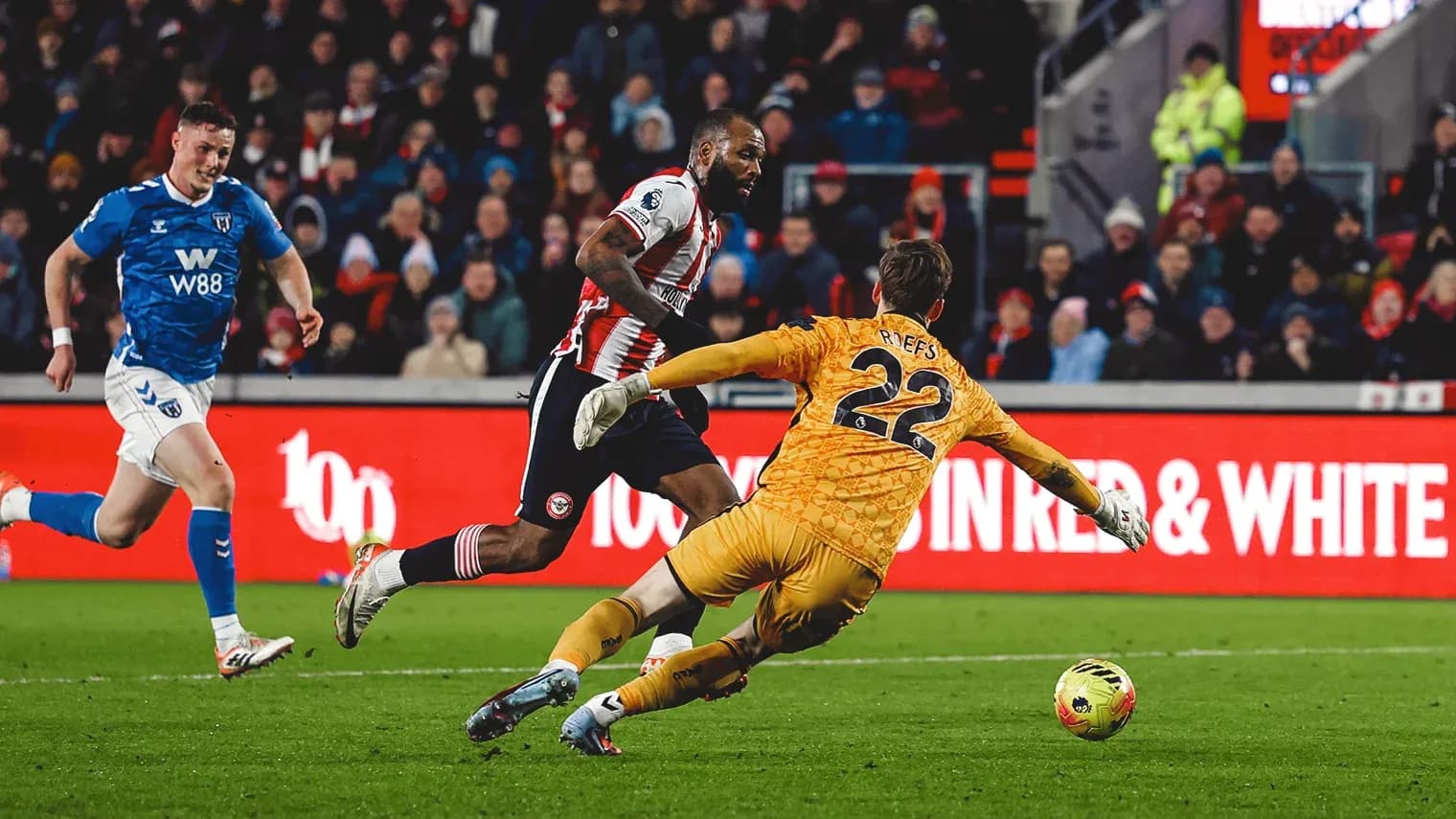 Un jugador de Brentford supera al portero de Sunderland
