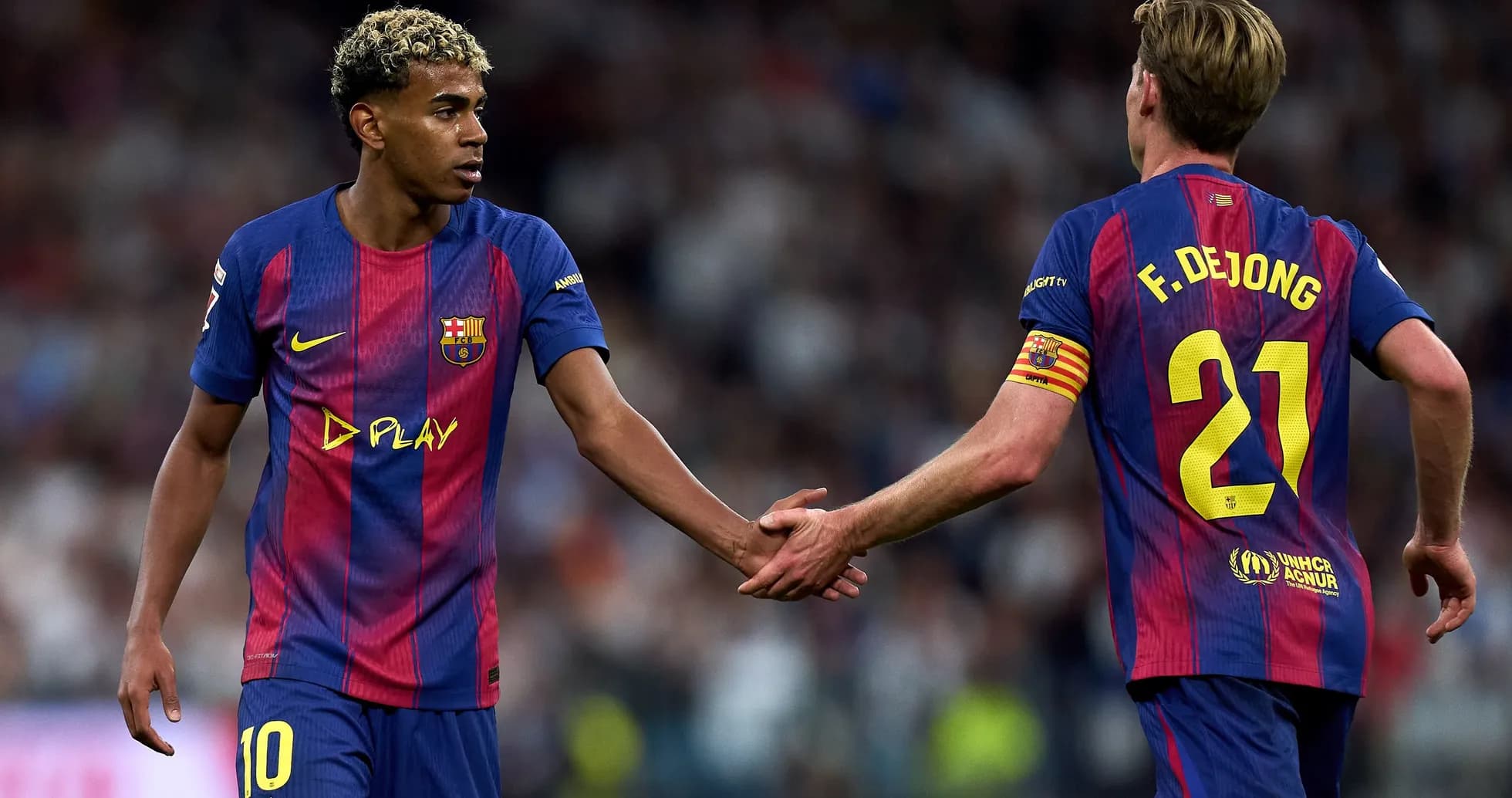 Jugadores de Barcelona chocando manos durante el partido
