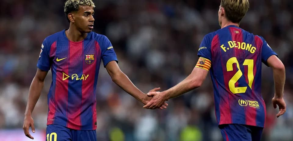 Jugadores de Barcelona chocando manos durante el partido