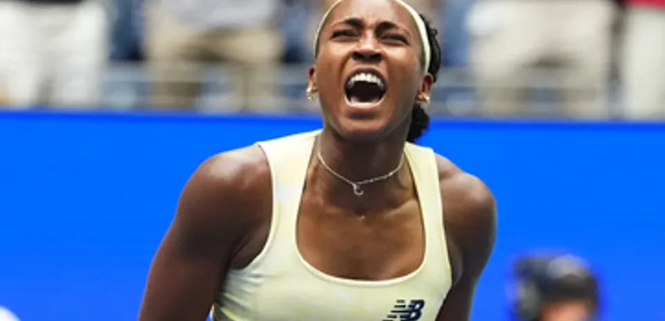 Jugadora de tenis celebrando un punto ganado