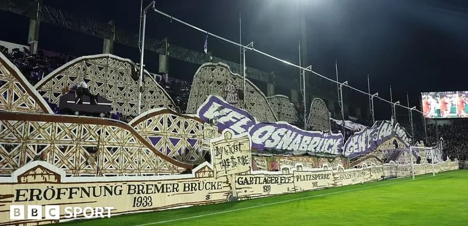 Aficionados con pancartas en el estadio