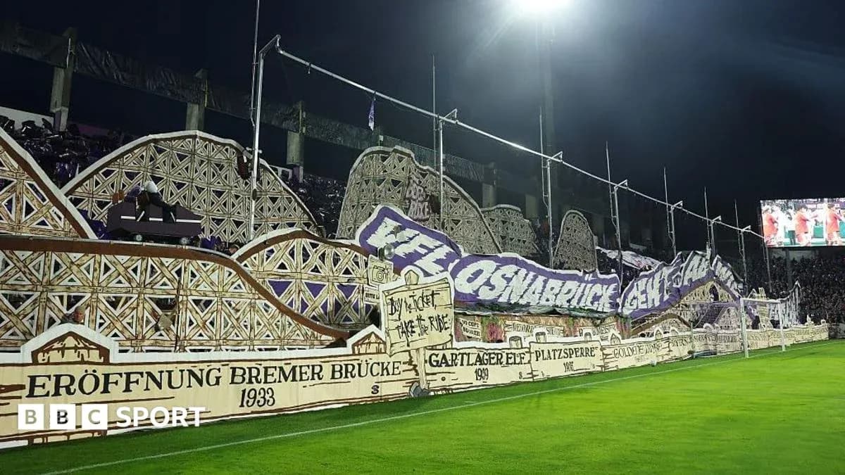 Aficionados con pancartas en el estadio