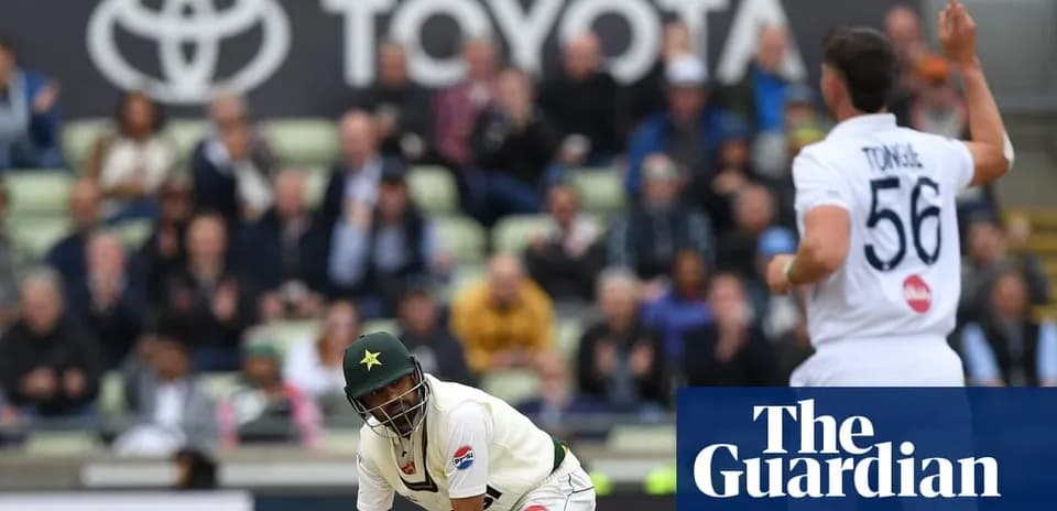 Jugador de críquet de Pakistán bateando en el campo