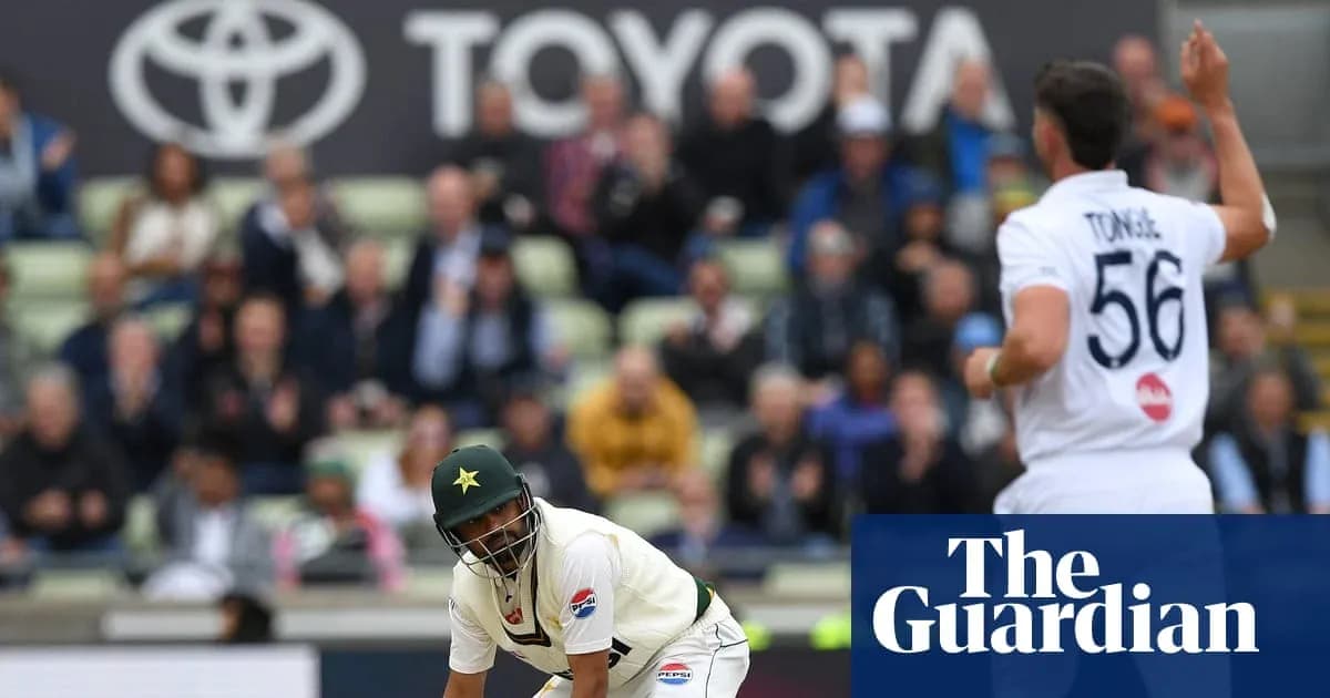 Jugador de críquet de Pakistán bateando en el campo