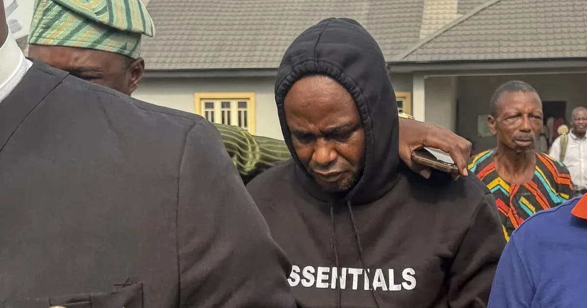 Hombre con sudadera negra siendo acompañado por otros