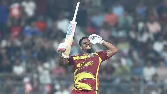 Jugador de cricket de West Indies celebrando con bate