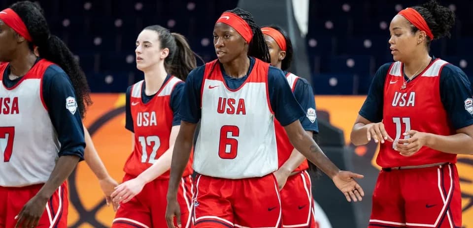Jugadoras del equipo de baloncesto de Estados Unidos entrenando