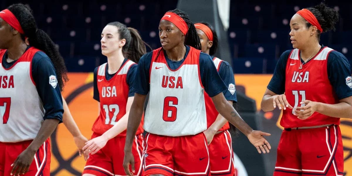 Jugadoras del equipo de baloncesto de Estados Unidos entrenando