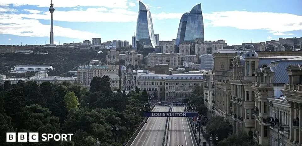 Vista de Baku con edificios y circuito de carrera