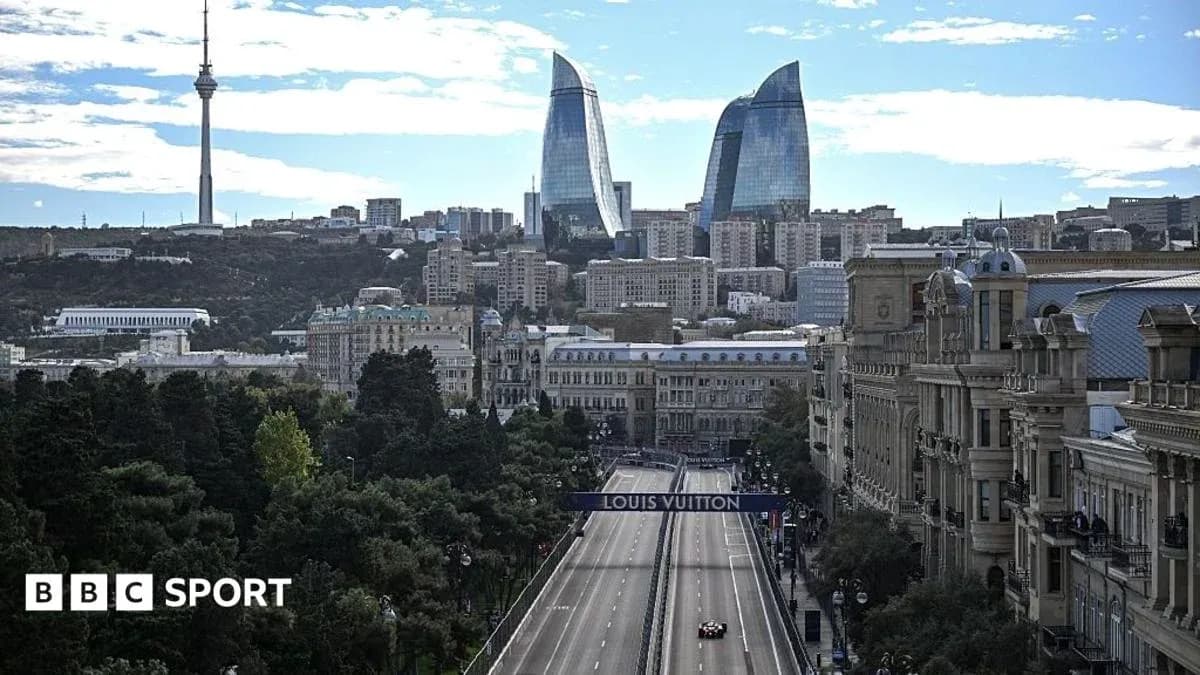 Vista de Baku con edificios y circuito de carrera