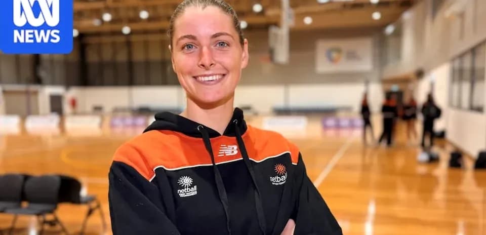 Jugadora sonriendo en cancha de netball