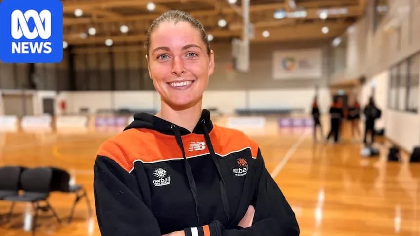 Jugadora sonriendo en cancha de netball