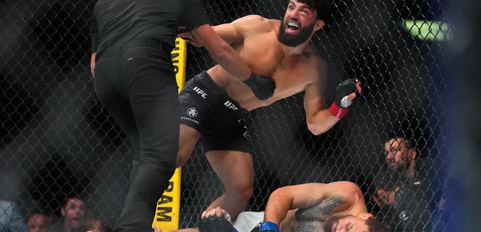 Luchador golpeando a oponente en el octágono