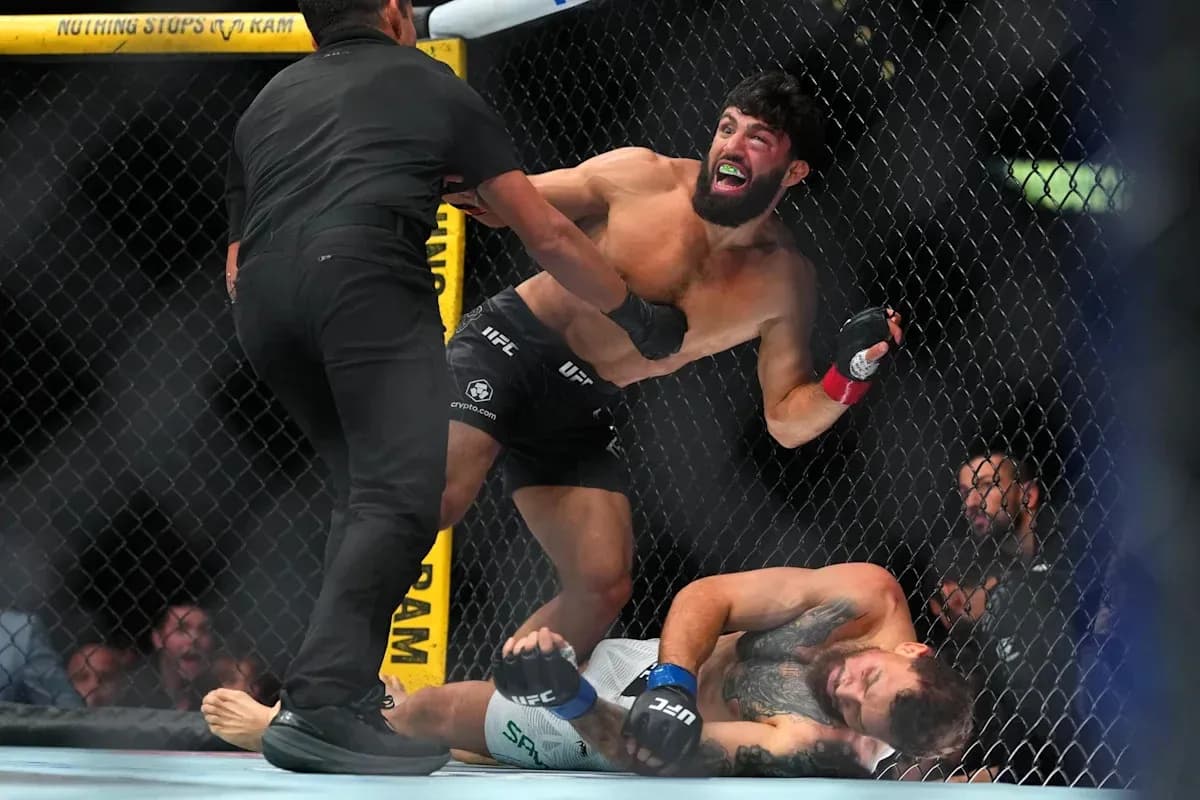 Luchador golpeando a oponente en el octágono