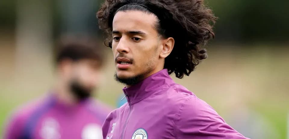 Jugador entrenando con camiseta de Manchester City