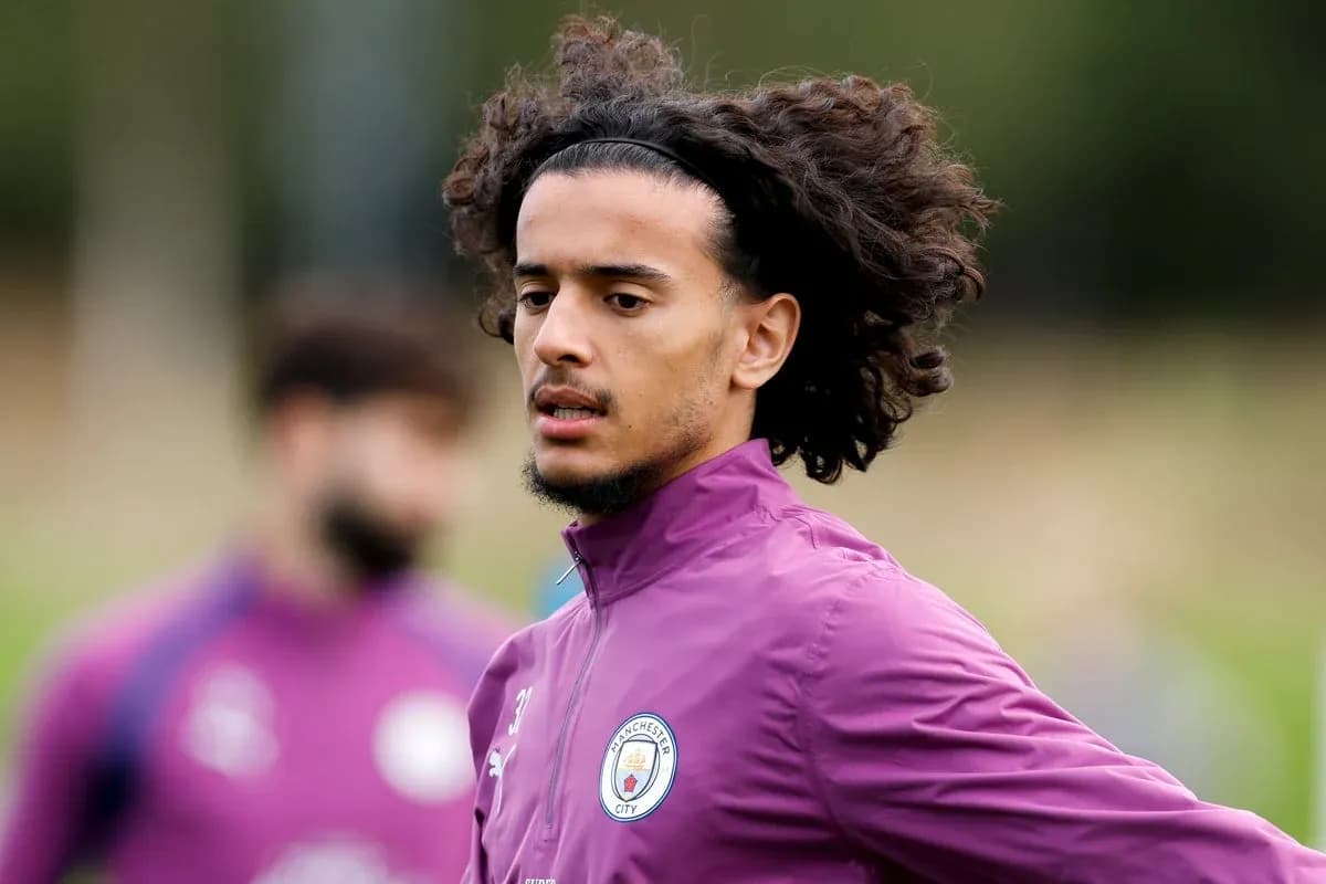 Jugador entrenando con camiseta de Manchester City