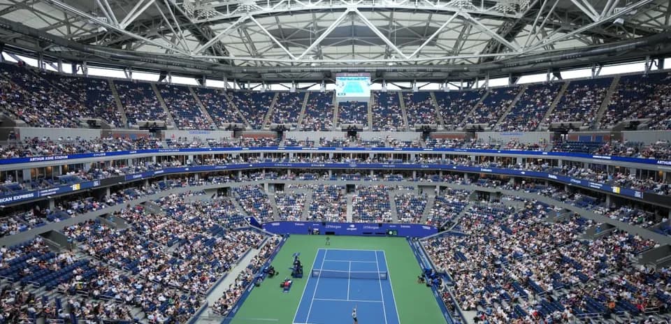 Vista del estadio Arthur Ashe lleno durante un partido