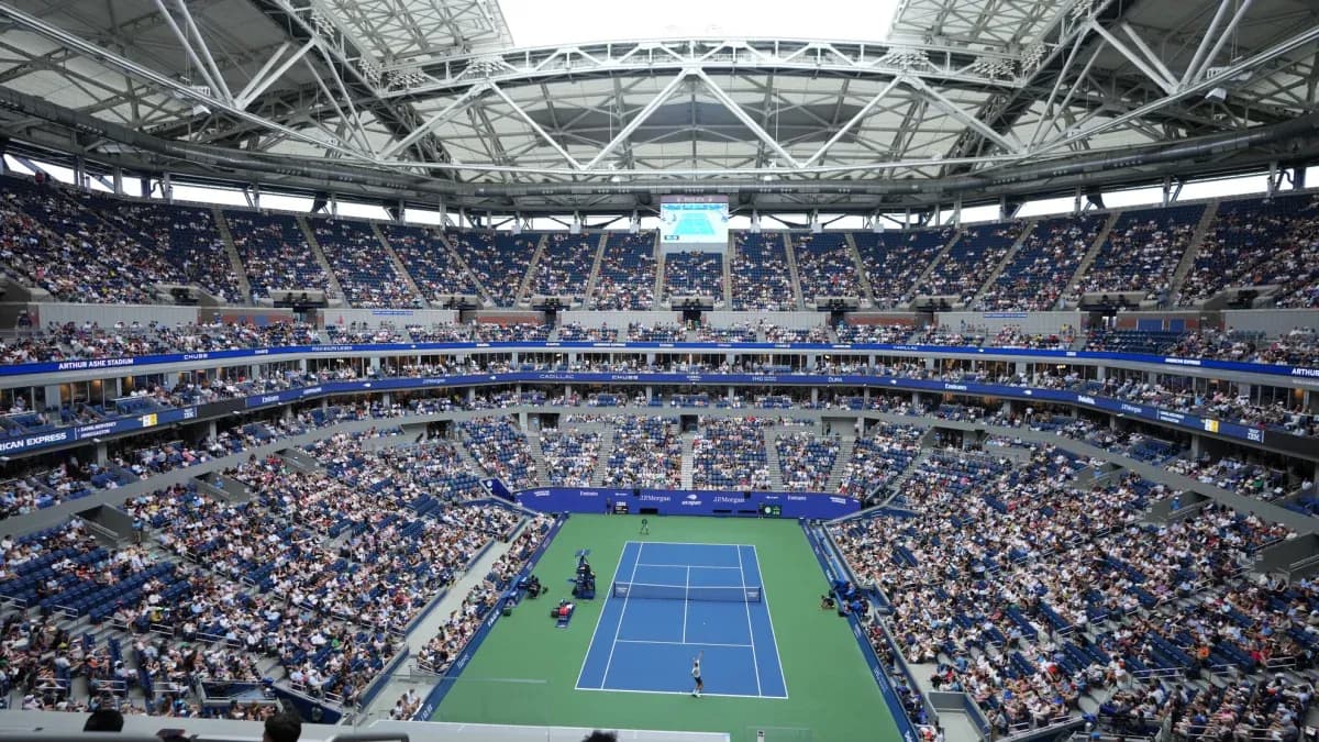 Vista del estadio Arthur Ashe lleno durante un partido
