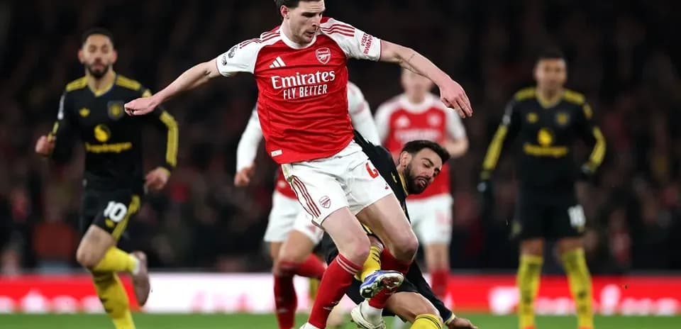 Jugador de Arsenal supera a adversario en el suelo