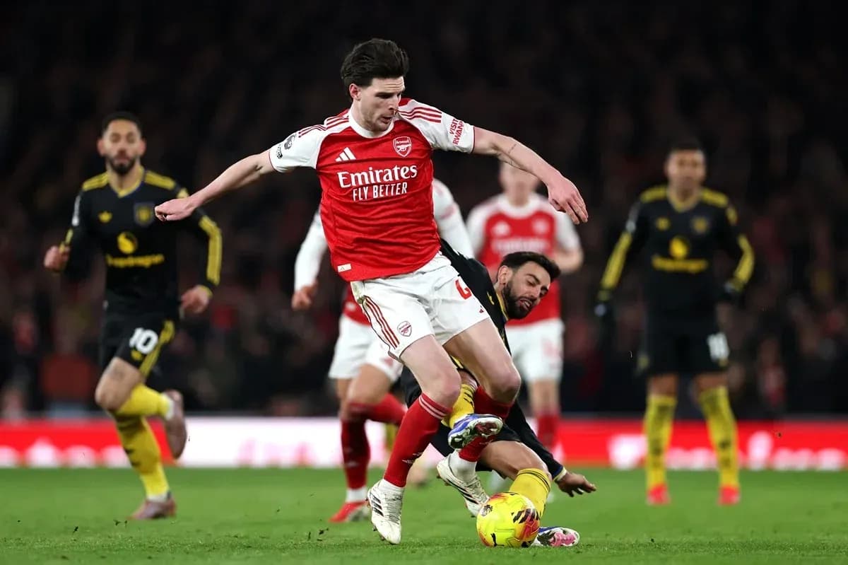 Jugador de Arsenal supera a adversario en el suelo