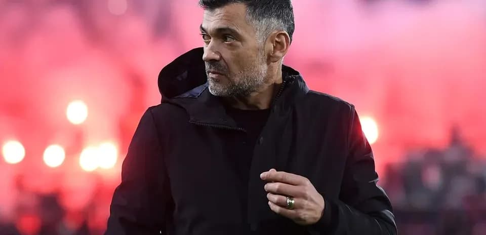 Entrenador en el campo con fondo de pirotecnia