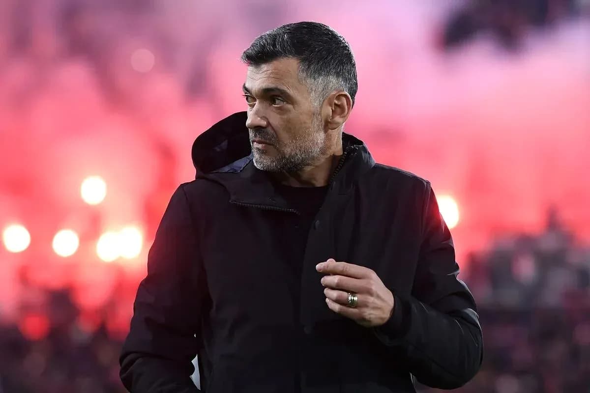 Entrenador en el campo con fondo de pirotecnia