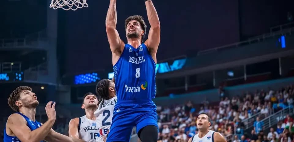 Jugador de Israel lanzando a canasta en partido
