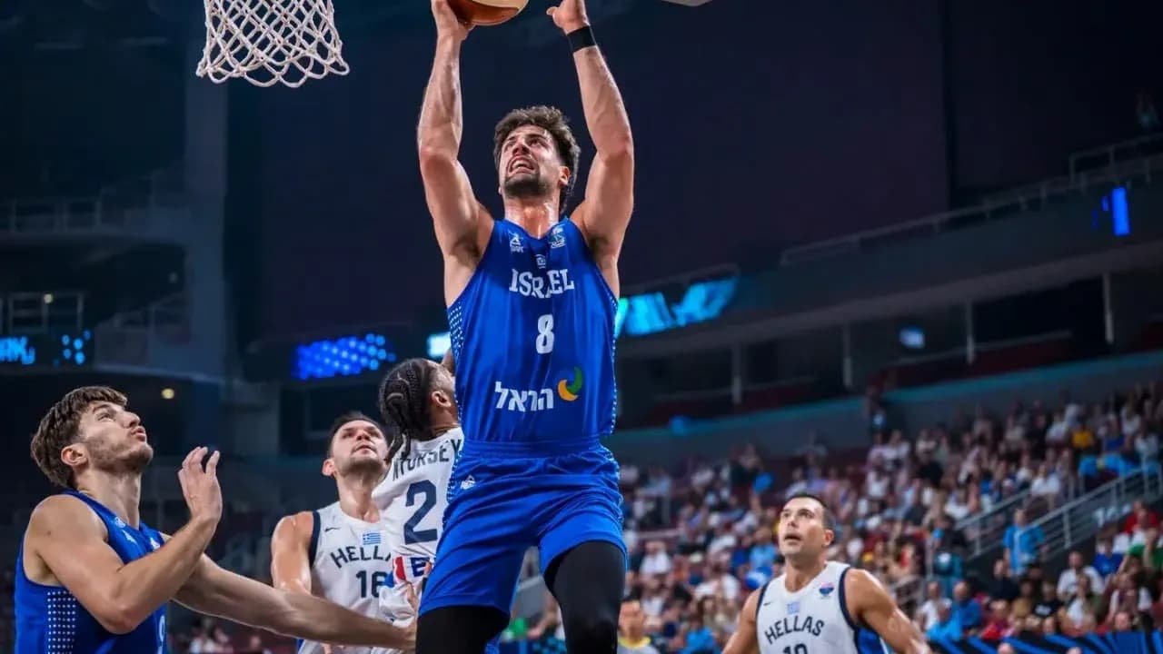 Jugador de Israel lanzando a canasta en partido