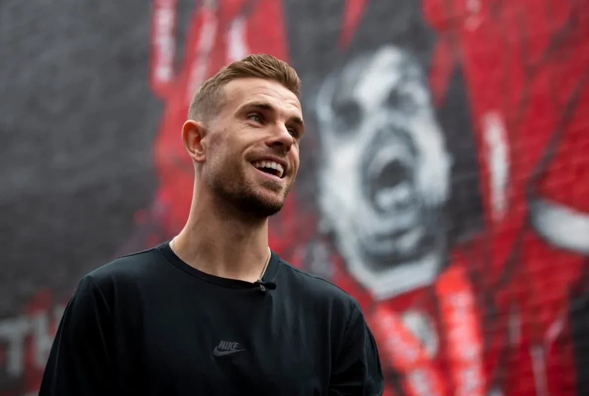 Jugador sonriendo frente a mural en la pared