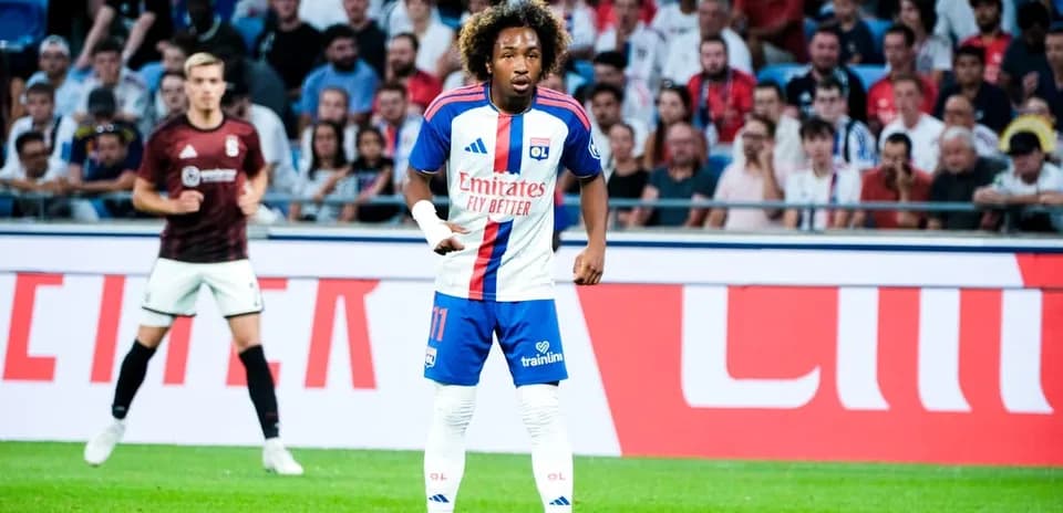 Jugador de Olympique de Lyon en acción durante partido