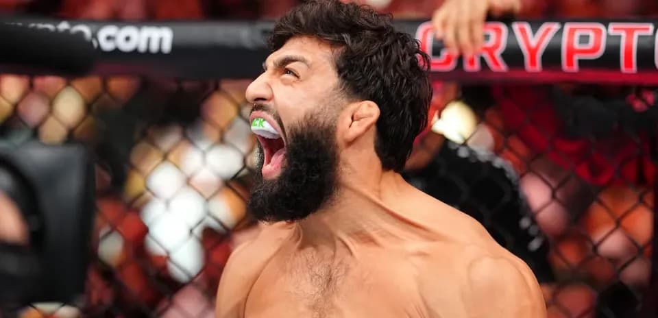 Luchador celebrando en la jaula de combate