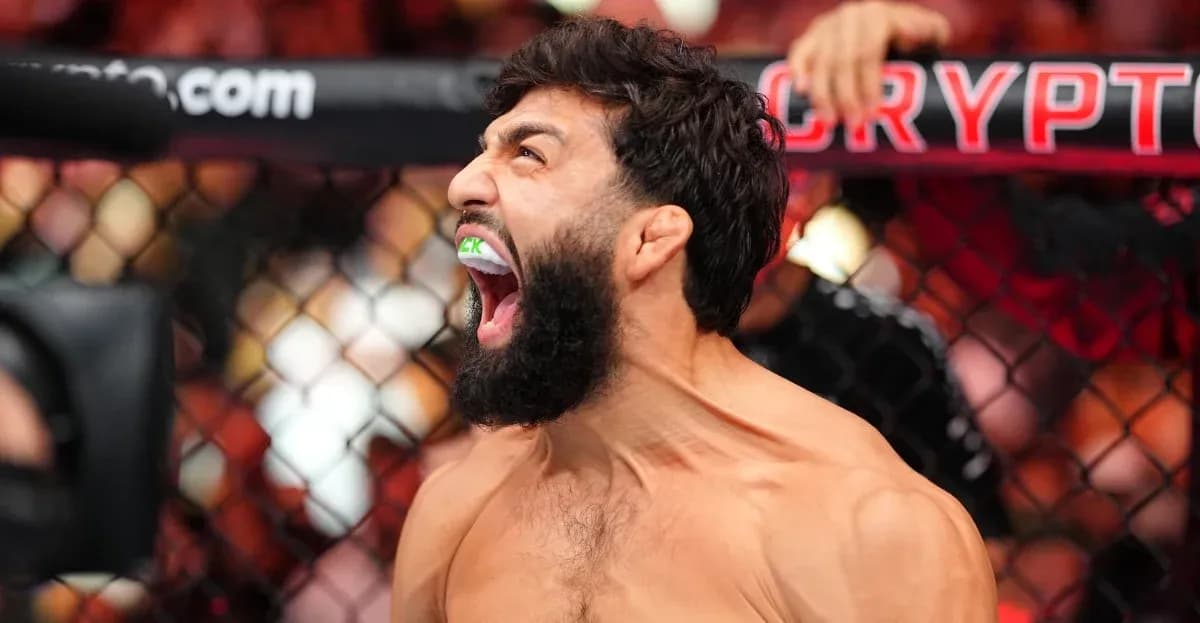 Luchador celebrando en la jaula de combate