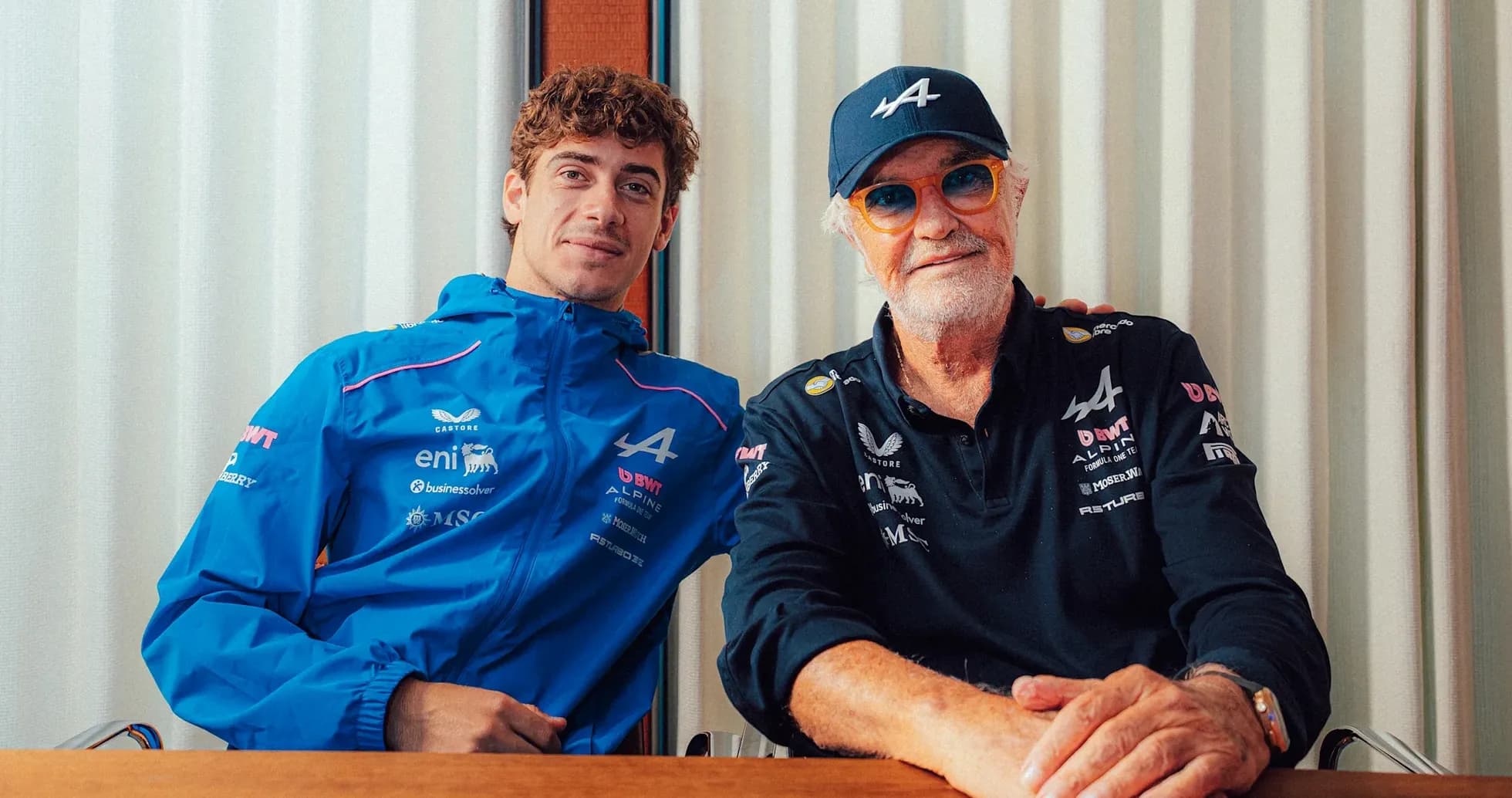 Dos personas posando con ropa de Alpine en mesa