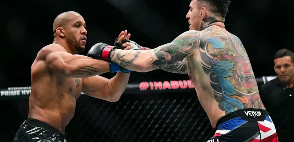 Luchadores en acción durante combate de MMA
