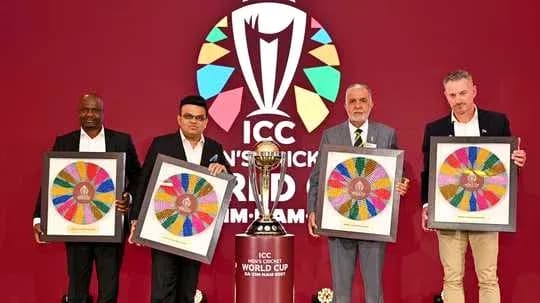 Cuatro hombres sosteniendo trofeos en evento de cricket