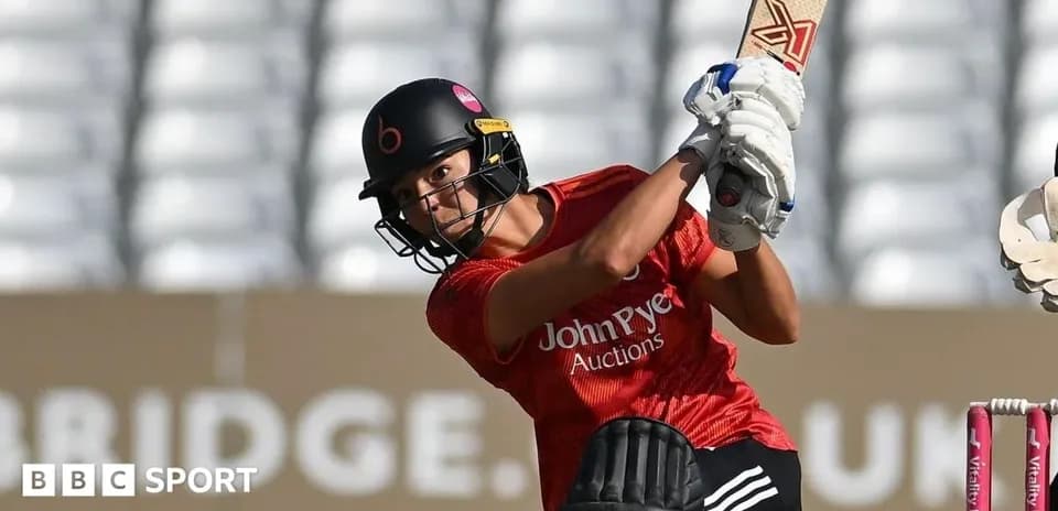 Jugadora de cricket bateando durante un partido