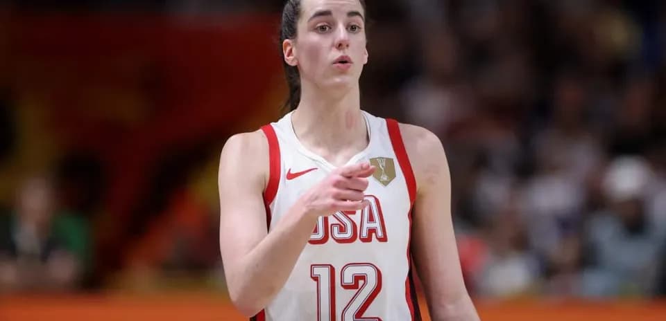 Jugadora de baloncesto de USA señalando durante el partido
