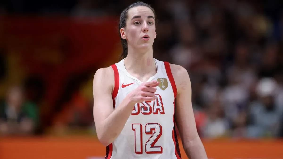 Jugadora de baloncesto de USA señalando durante el partido