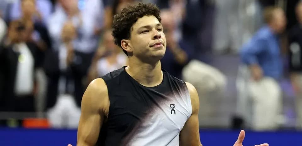 Jugador de tenis en partido, gesticulando al público