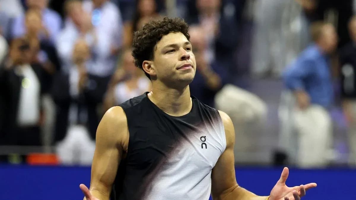 Jugador de tenis en partido, gesticulando al público