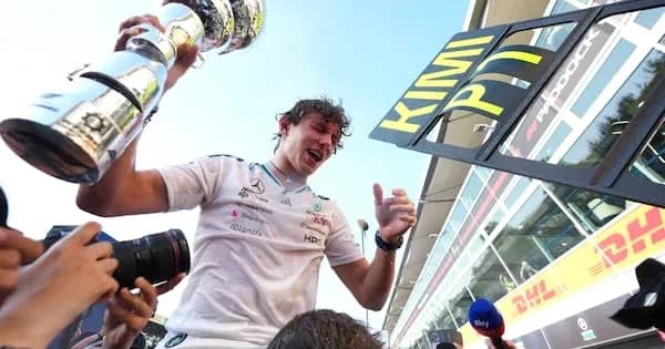 Piloto celebrando con trofeo tras la carrera