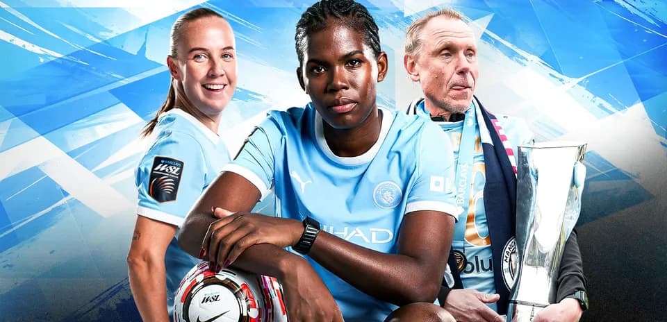 Jugadores de Manchester City posando con trofeo